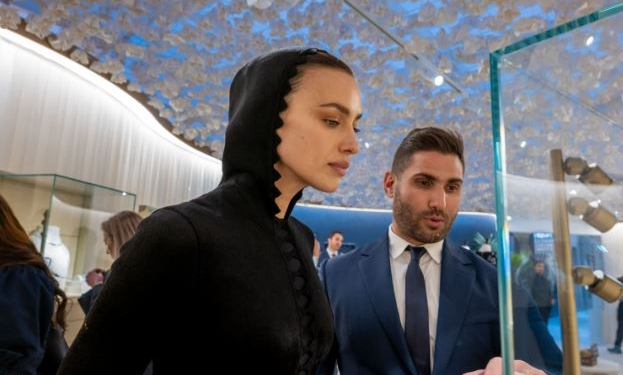 Irina Shayk, fotografiada en Qatar con motivo de la Exposición de Joyería y Relojería de Doha (DJWE)