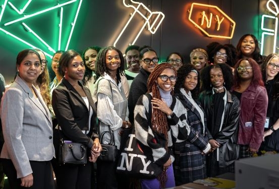 Tiffany & Co., ofrece oportunidades educativas y crecimiento profesional para estudiantes y talentos emergentes