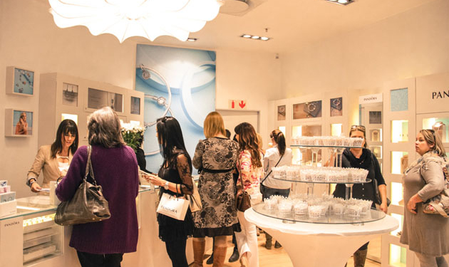 Pandora adquiere una red de tiendas en Portugal