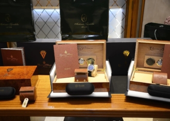 Gordillo Joyeros entrega los relojes por el ascenso del Cádiz a la Primera División