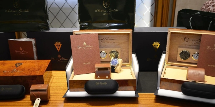 Gordillo Joyeros entrega los relojes por el ascenso del Cádiz a la Primera División