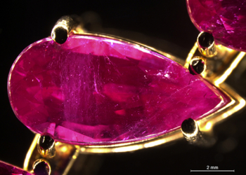 Detectan un collar con 50 rubíes sintéticos vendidos como naturales