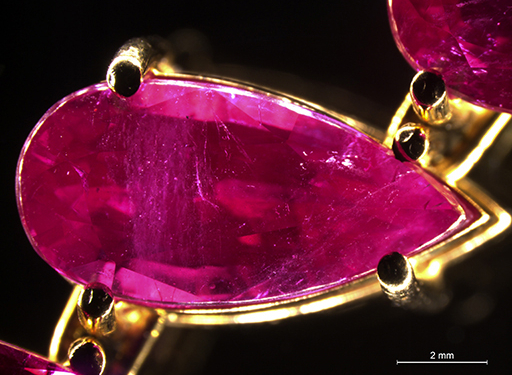 Detectan un collar con 50 rubíes sintéticos vendidos como naturales