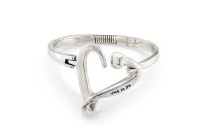 UNOde50 reinterpreta una de sus colecciones