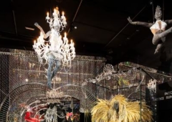 Exhibición de cristales de Swarovski con guantes de Lady Gaga y Michael Jackson