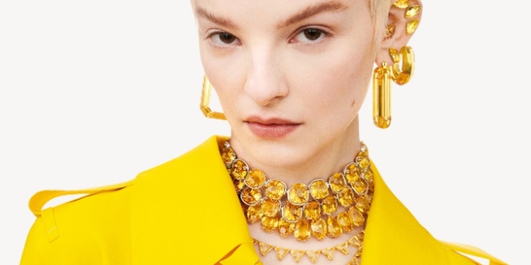 Swarovski, colorista y amarillo, por un verano eterno