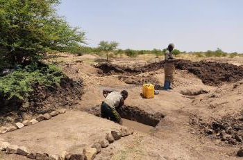 Brecha en la pared de la instalación de almacenamiento de relaves en Williamson en Tanzania