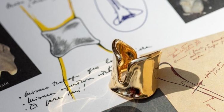 Tiffany & Co. convierte el brazalete Bone en anillo