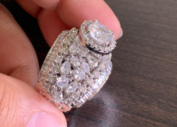 Un anillo de 10 quilates de diamantes vendido a través de WhatsApp