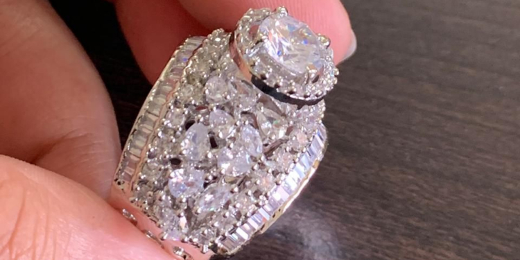 Un anillo de 10 quilates de diamantes vendido a través de WhatsApp