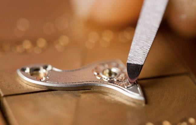 A. Lange & Söhne, vanguardia y tradición en el grabado relojero