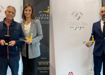 El diseñador Álvaro Larrosa y Joyas 24 KL reciben el premio anual de Córdoba
