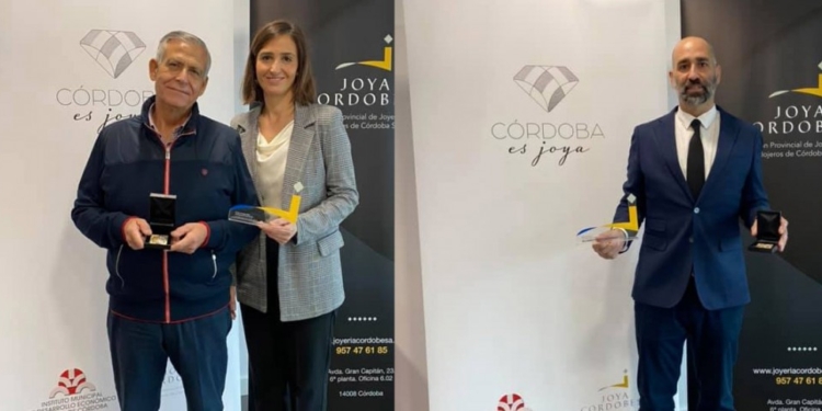 El diseñador Álvaro Larrosa y Joyas 24 KL reciben el premio anual de Córdoba
